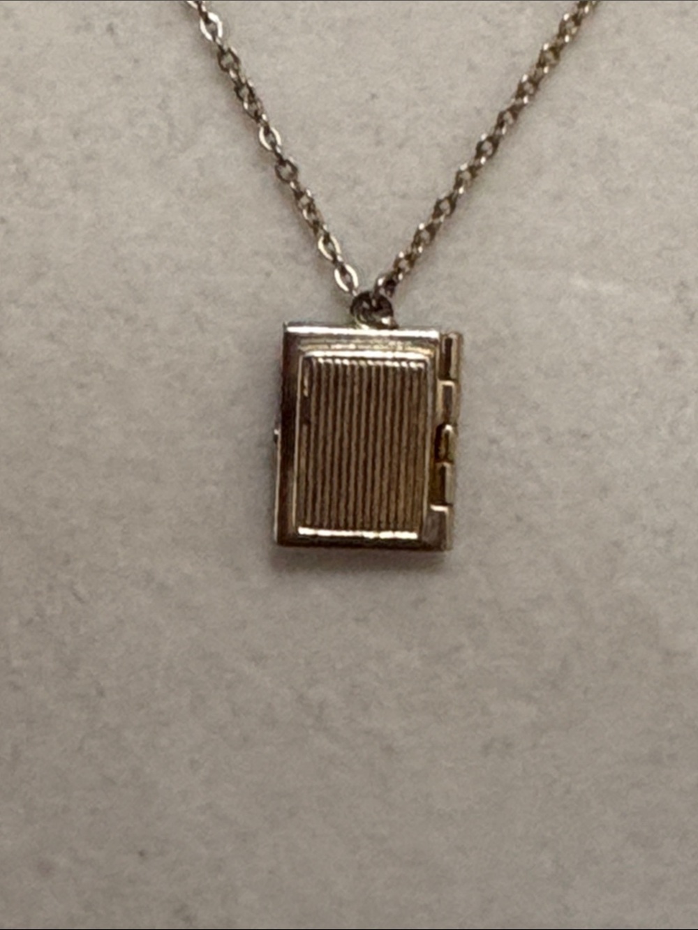 Vintage 1928 Enamel Flower Double Photo Locket - Picture 5 of 9